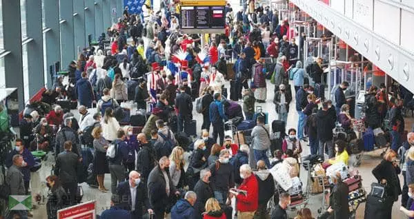 &nbsp;미국이 8일을 기해 코로나19) 백신을 맞은 외국인들에게 국경을 전면적으로 개방하면서 미 공항마다 하루종일 여행객들로 북새통을 이뤘다. [로이터]