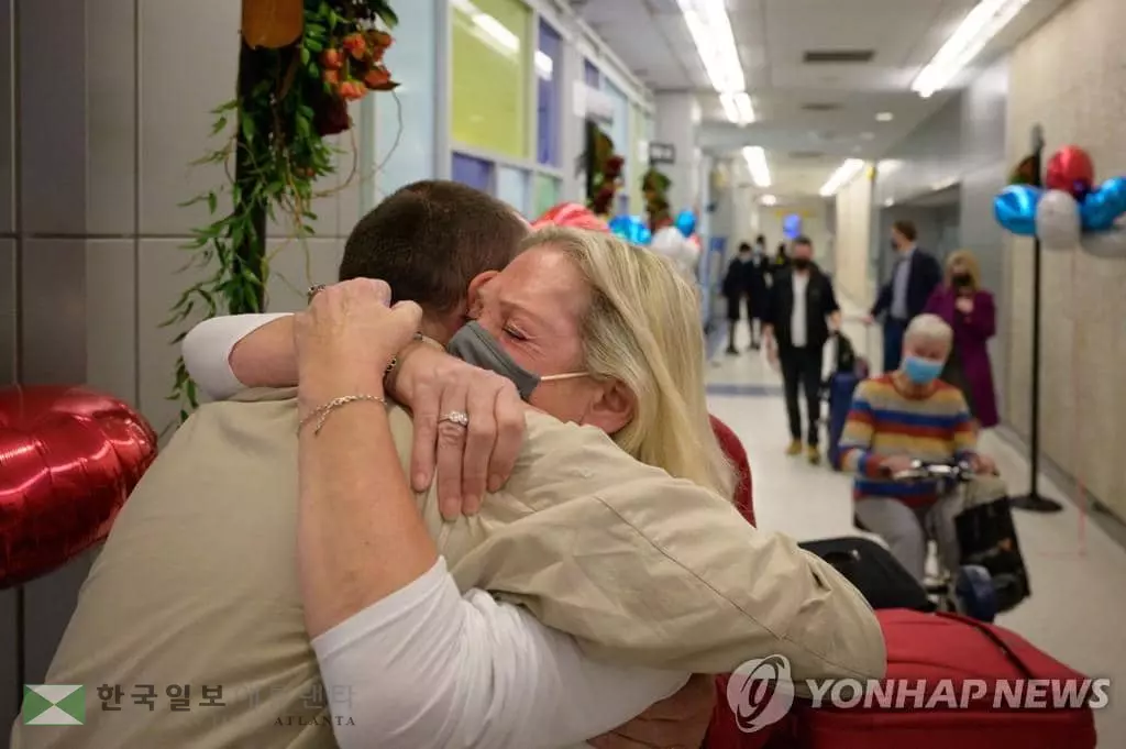 뉴욕 존 F. 케네디 국제공항에서 영국에서 온 엄마 앨리슨 헨리가 아들 리엄과 재회의 기쁨을 만끽하고 있다. <연합뉴스>