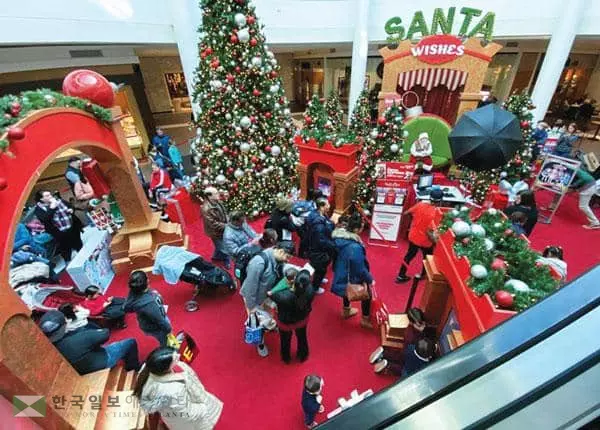 &nbsp;미국 소비자의 절반 가까이 올해 연말 샤핑 시즌에 지난해 같은 비용을 지출하겠다고 답하면서 자녀 1명당 선물비로 평균 276달러를 쓸 계획이다. [로이터]