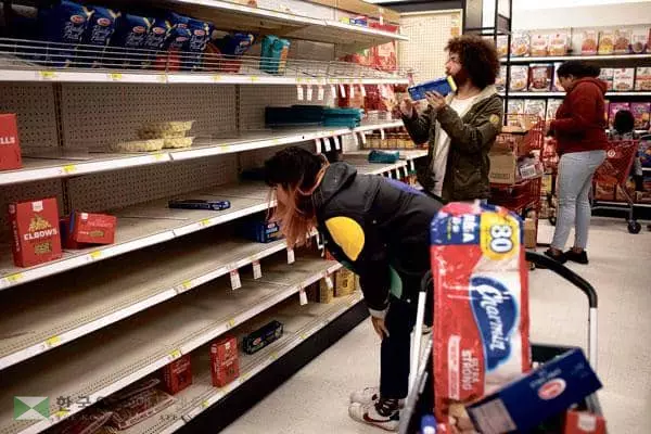 &nbsp;역대 최악의 물류대란으로 공급망이 제대로 작동하지 않으면서 업주와 소비자 모두 고통을 호소하고 있다. 한 수퍼마켓의 매대가 많이 비어있다. [로이터]