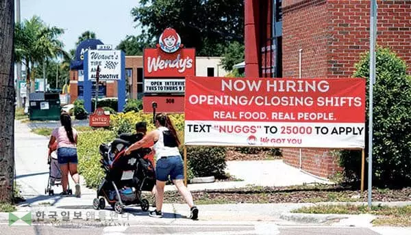 


&nbsp;미국 경제는 구인난·공급난 등에 따른 물가 상승 압력이 커지고 있다 사진은 한 프랜차이즈 업소의 구인광고. [로이터]