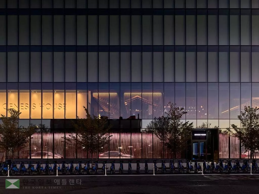 제네시스 하우스 뉴욕(뉴욕=연합뉴스) = 10일 미국과 한국 언론에 처음 공개된 미국 뉴욕시 맨해튼의 '제네시스 하우스 뉴욕' 외관. 제네시스 차량 전시는 물론 한식 레스토랑, 다도 체험장, 라이브러리, 지하 공연장을 갖춘 브랜드 복합 문화공간이라고 제네시스는 밝혔다.