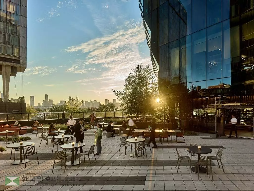 허드슨강을 조망하는 제네시스 하우스 뉴욕의 테라스가든(뉴욕=연합뉴스)&nbsp; = 10일 미국과 한국 언론에 처음 공개된 미국 뉴욕시 맨해튼의 '제네시스 하우스 뉴욕'의 2층 테라스가든. 2021.11.10. [제네시스 제공. 재판매 및 DB 금지]