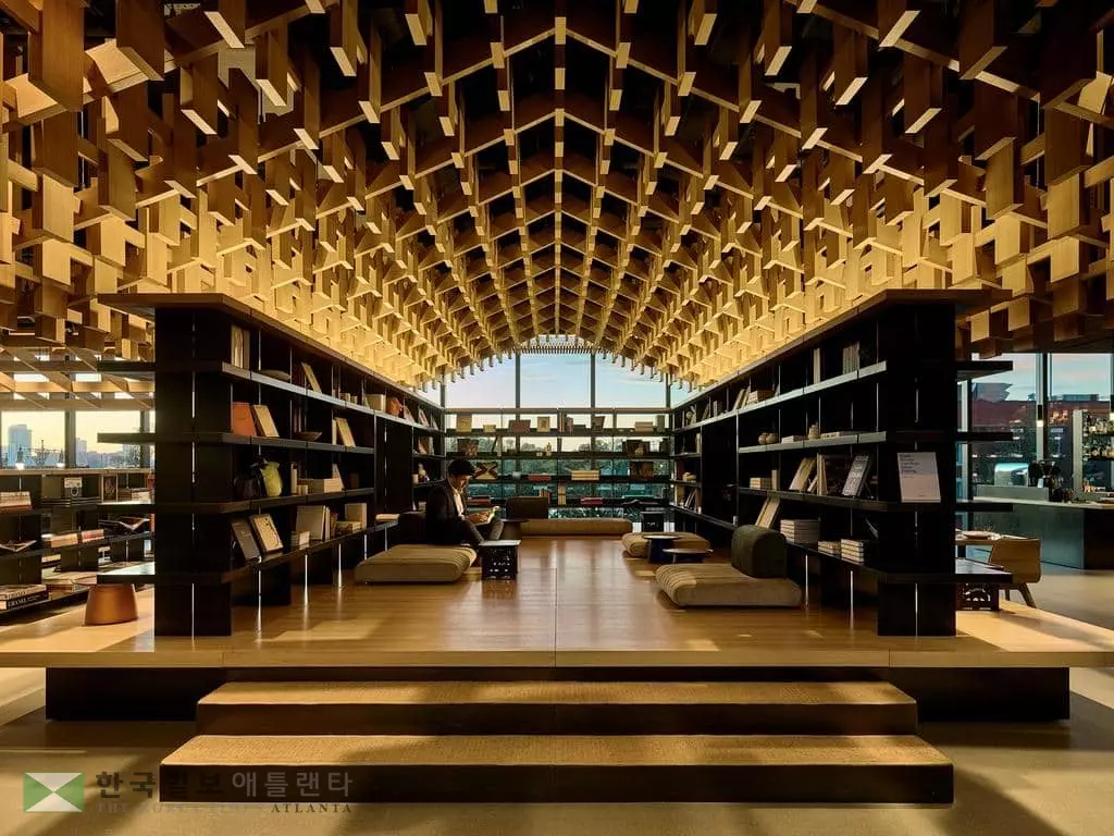 한옥 지붕 연상케하는 제네시스 하우스 뉴욕(뉴욕=연합뉴스) = 10일 미국과 한국 언론에 처음 공개된 미국 뉴욕시 맨해튼의 '제네시스 하우스 뉴욕' 2층의 '티 파빌리온' 겸 라이브러리. 2021.11.10. [제네시스 제공. 재판매 및 DB 금지]