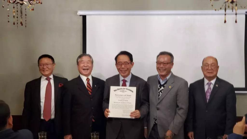 김성곤 이사장이 조지아명예시민상을 받고 기뻐하고 있다.(왼쪽부터 이홍기, 이재승, 김성곤, 황병구, 최병일)