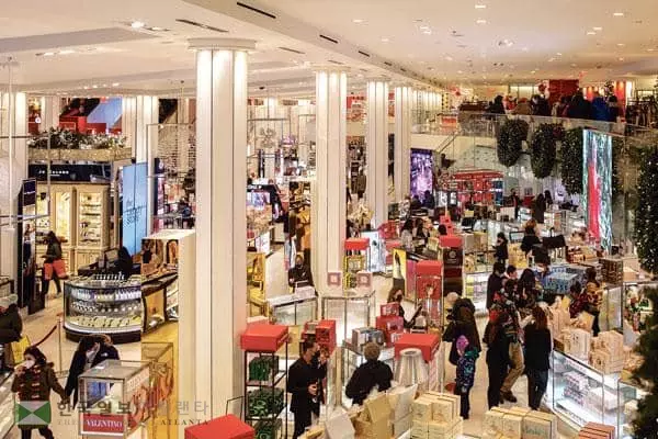  주말인 지난 13일 뉴욕시 맨해튼에 위치한 메이시스 백화점의 플래그십 매장에 할러데이 장식이 설치된 가운데 샤핑객들이 물건을 고르고 있다. [로이터]