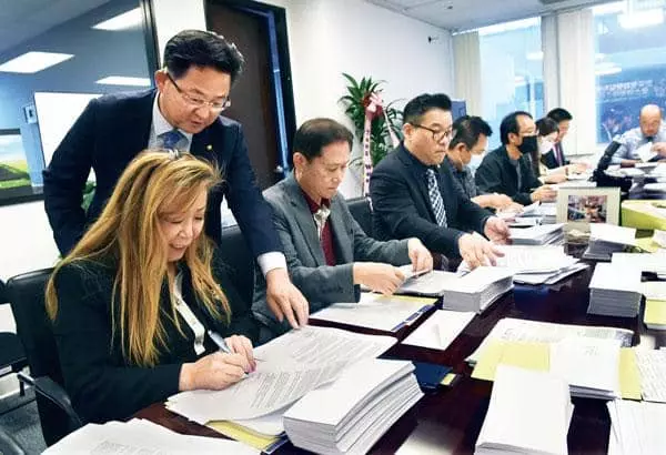  17일 LA 평통 사무실에서 이승우 회장과 임원들이 재미 이산가족 상봉법안 통과를 촉구하는 서한 서명 캠페인을 시작했다. 이날 참석자들이 촉구 서한 서명에 동참하고 있다. [박상혁 기자]