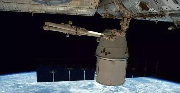  우주 쓰레기로 인한 위험 경고등이 켜졌다. 사진은 지난 2016년 국제우주정거장(ISS)에서 스페이스X 드래곤 캡슐이 분리되는 모습. [로이터]