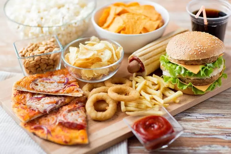 크론병은 10, 20대 젊은 세대를 중심으로 1인 가구가 증가하면서 육류와 패스트푸드 섭취가 늘어난 것이 발병률을 높인 것으로 추정된다.	