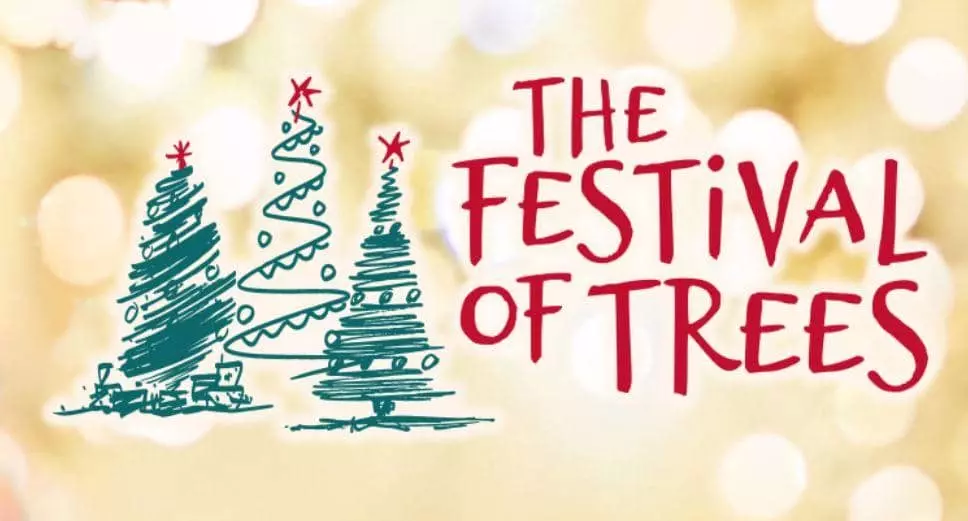 오로라 시어터의 ‘더 페스티벌 오브 트리’(The Festival of Trees)에서 장난감과 식료품을 기부받고 있다.