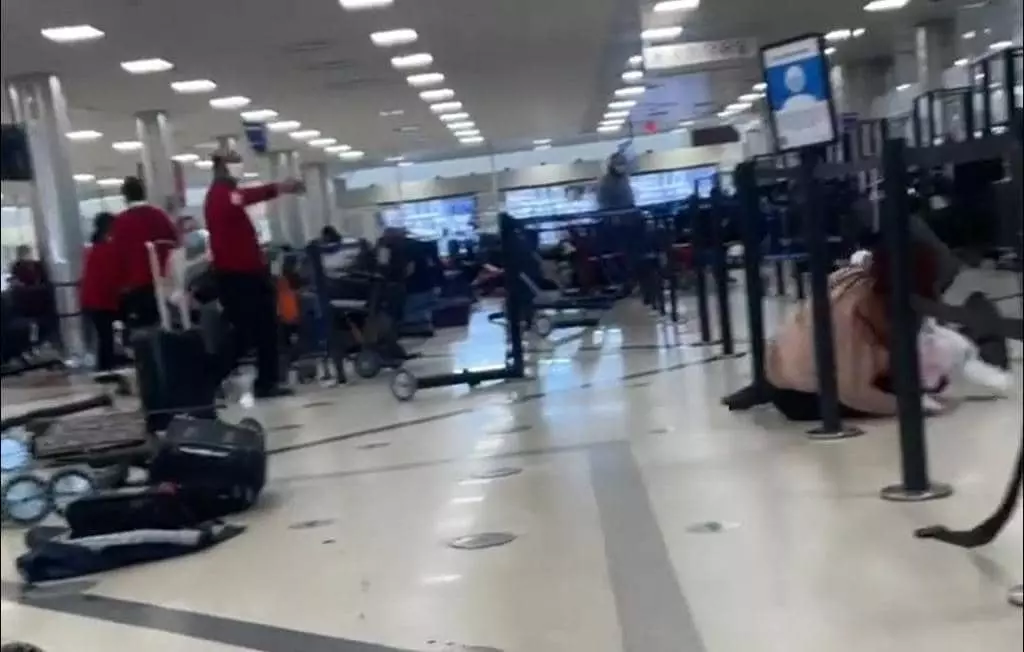 총기 오발 사고가 난 뒤 아수라장이 된 미국 애틀랜타 국제공항 내부[공항 이용자의 인스타그램 계정 동영상 캡처. 재판매 및 DB 금지]