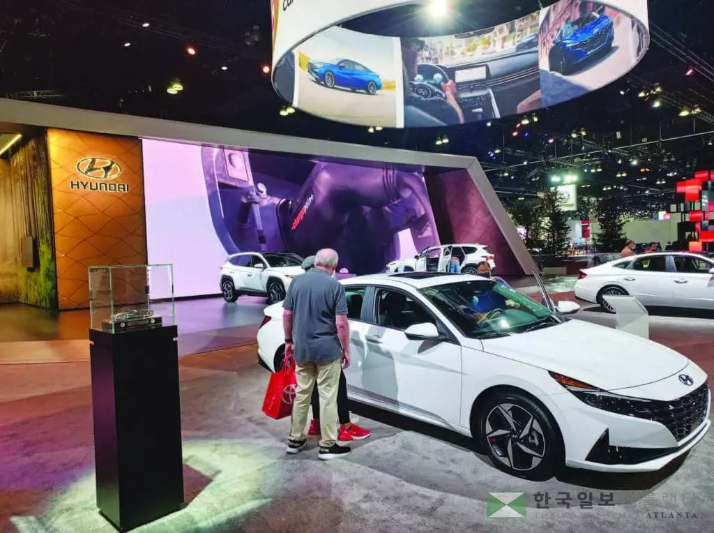 &nbsp;2021 LA 오토쇼가 19일 개막해 28일까지 LA 컨벤션센터에서 열린다. 개막 당일 오토쇼 현장에서 현대자동차(사진 1)와 기아 행사장을 방문한 관람객들이 전시차를 살펴보고 있다. 현대차와 기아는 이번 오토쇼에서 미래 자동차 시장을 선도하기 위해 각각 전기차 컨셉트카인‘세븐’과‘EV9’을 공개했다. [이경운 기자]
