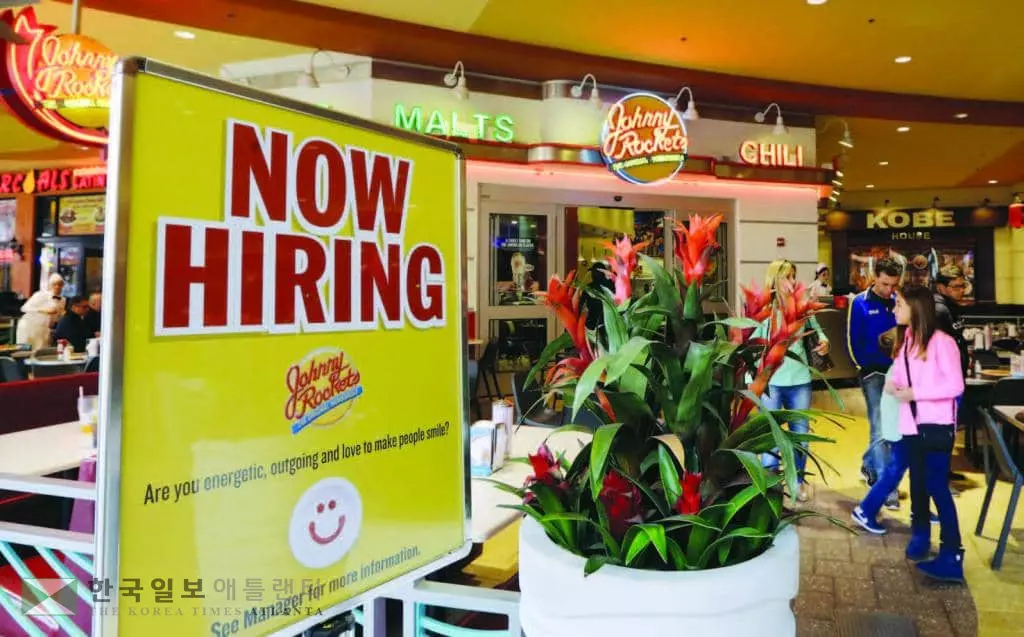 &nbsp;구인난이 좀처럼 해소되지 않자 급여 인상과 같은 금전적인 유인책뿐 아니라 탄력 근무제와 파격적인 휴가제 등 각종 당근책을 도입해 직원 확보에 나서는 기업들이 늘고 있다. [로이터]