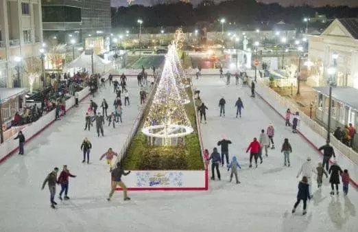 애틀랜틱 스테이션의 1만 평방 피트의 야외 링크장은 추수감사절 오후 4시부터 11시까지 운영된다.