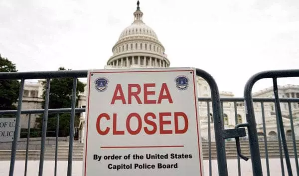 지난 1월6일 난동사태를 겪은 워싱턴 DC 연방 의사당 외부 보안 펜스에 지난 8월 폐쇄 표지판이 붙어 있는 모습. [로이터]