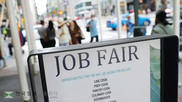 &nbsp;올해 상반기 24개국 1,095개 기업 중 CEO를 교체한 기업이 103개로 6개월 전에 비해 2배가 넘는 것으로 나타나면서 CEO의 줄줄이 퇴직 사태가 이어지고 있다. [로이터]