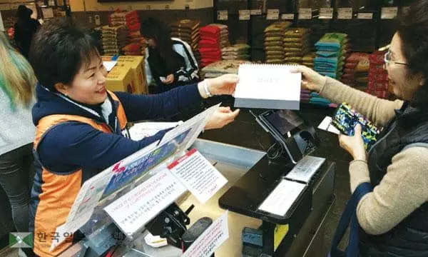 &nbsp;LA항만의 물류난으로 내년도 달력을 확보하지 못한 한인 은행권과 마켓업계는 다음달 배포 시점마저 정하지 못해 속앓이를 하고 있다. 한 한인 마켓에서 달력을 증정하고 있는 모습. [박상혁 기자]