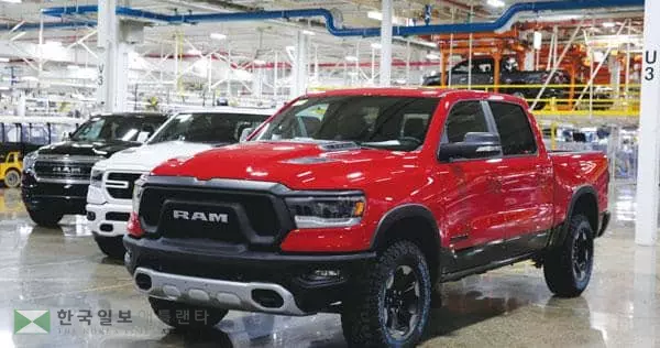&nbsp;미시간주 스털링하이츠에 있는 한 자동차 판매장에 램의 픽업트럭이 전시돼 있다. 최근 개스가격 급등에 트럭운전자들은 경차나 하이브리드, 전기차 구매에 관심을 기울이고 있는 상황이다. [로이터]