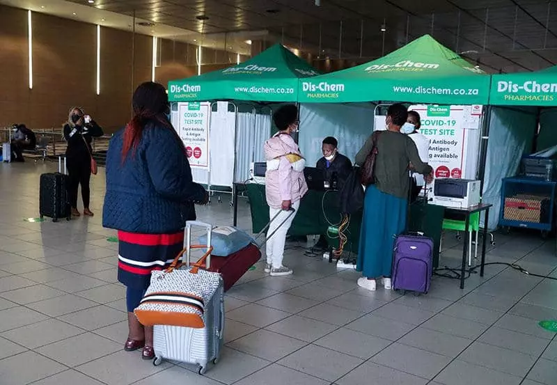  세계 주요국이 코로나19 새 변이 오미크론에 대한 우려로 남아프리카공화국발 여행객의 입국을 금지한다고 발표한 이후 27일(현지시간) 요하네스버그 OR 탐보 국제공항 코로나19 PCR 검사를 받으려는 여행객들이 줄을 서 기다리고 있다. [로이터=사진제공]