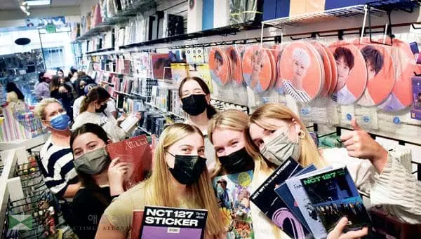 &nbsp;LA에서 2년 만에 열린 방탄소년단 라이브 공연으로 K팝 열기가 고조되면서 한인타운 업소들도 유례 없는 특수를 누렸다. 28일 마당몰 내 기념품점을 찾은 팬들이 BTS 뿐 아니라 다른 K팝 상품들을 구입하며 즐거워하고 있다. [박상혁 기자]