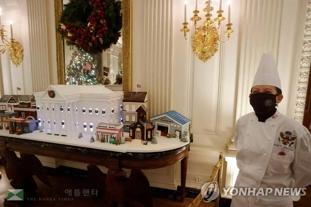 29일 공개한 공식 '진저브레드' 백악관. 55장의 진저브레드 쉬트와 35파운드의 초콜릿, 25파운드의 아이싱이 사용됐다.&nbsp;