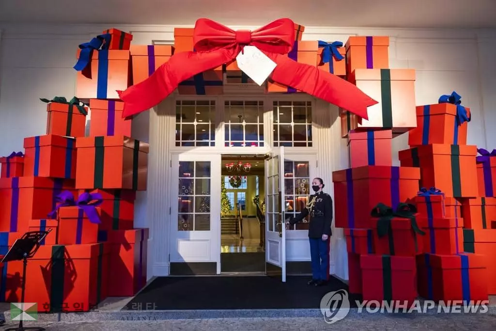 백악관이 29일 공개한 이스트윙 입구. 군인과 노동자들을 위산 선물상자 등으로 꾸며졌다.