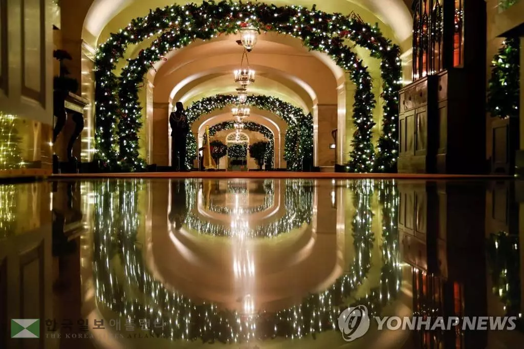 백악관이 29일 '마음으로부터의 선물'을 주제로 한 크리스마스 장식을 공개했다.백악관 중앙 홀 크리스마스 장식.[로이터 연합뉴스]