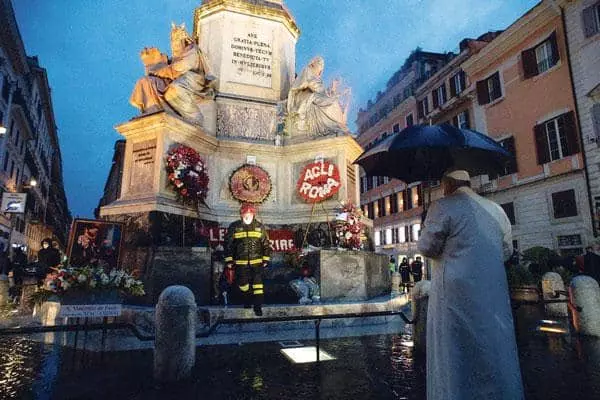  프란치스코 교황이 작년 12월 8일 새벽 로마 중심부 스페인 광장 성모상을 깜짝 방문, 헌화하는 모습. [로이터]