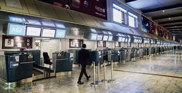 &nbsp;남아공발 오미크론 변이 출현 사태에 항공사들이 잇따라 운항을 취소하면서 지난 28일 남아공 요하네스버그 공항 항공사 카운터들이 텅텅 비어 있다. [로이터]