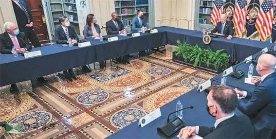 29일 백악관의 아이젠하워 행정동에서 조 바이든(가운데) 대통령이 주요소매 업체 및 소비재 업체 최고경영자(CEO)들과 물류난에 대해 논의하고 있다. 이날 행사에는 삼성전자가 외국 업체로는 유일하게 초청됐다. <연합>