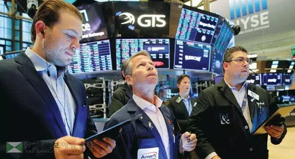 &nbsp;뉴욕증권거래소 트레이더들이 지난달 30일 주요 지수의 급락을 어두운 표정으로 지켜보고 있다. [로이터]