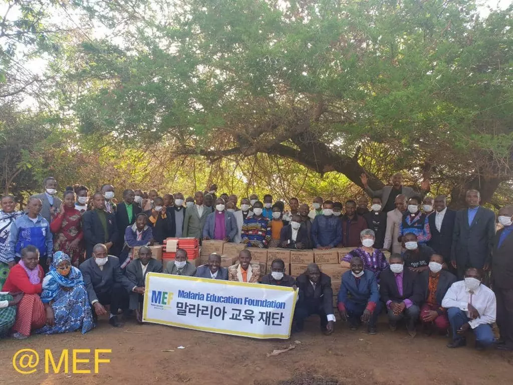 탄자니아 북부지역 시골교회 목회자들에게 스와힐리어, 맛사이이어 등 성경책 1,000권을 선물했다. 