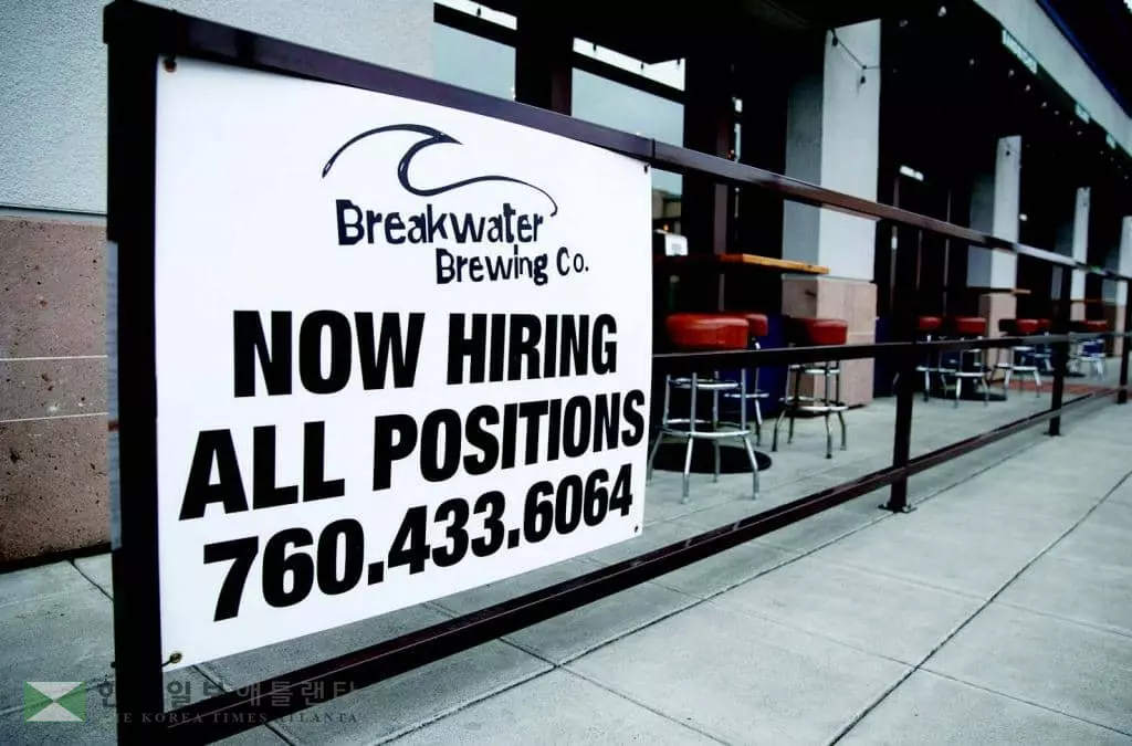 &nbsp;캘리포니아 오션사이드에 위치한 한 식당에 구인 공고 표지가 게시돼 있다. 소상공인들은 인력난에 더해 인플레이션, 물류대란으로 인한 경제적 부담을 안고 있는 상황이다. [로이터]