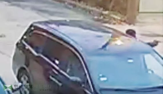 총을 든 흑인 강도가 한인에게 카재킹을 시도하고 있다. <시카고 경찰국>