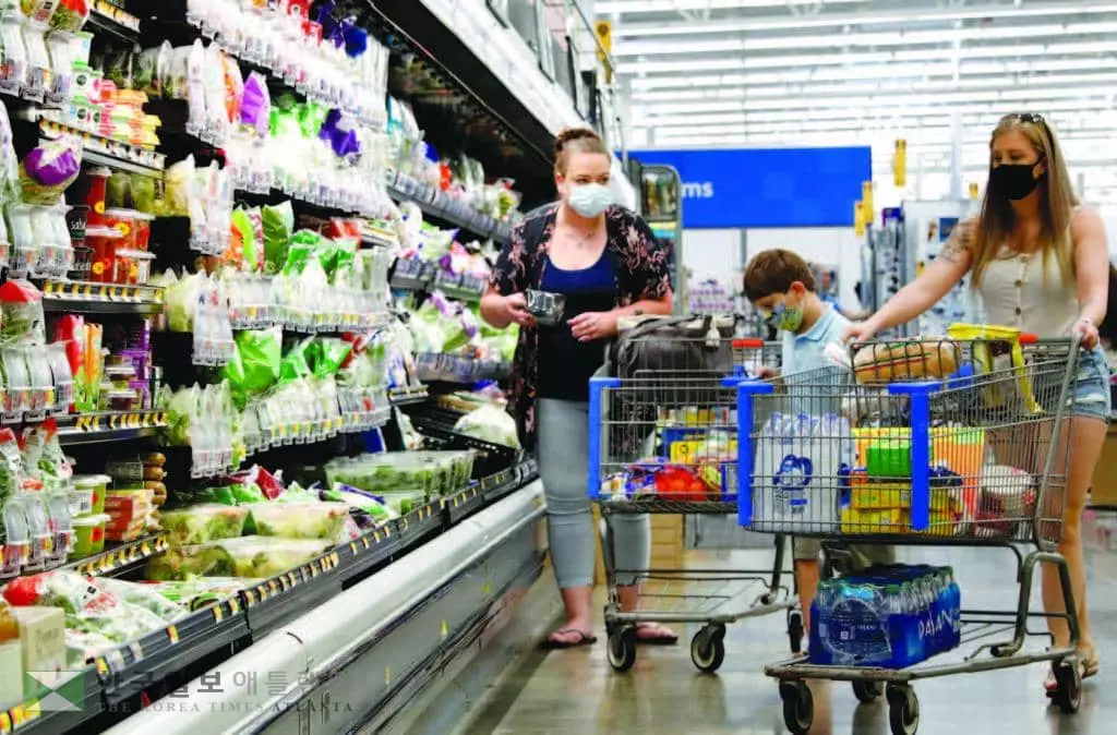 &nbsp;급여 인상에 비해 물가 상승 폭이 더 커지면서 한인을 비롯한 미국인들의 생활비 부담은 가중되고 있는 것으로 나타났다. [로이터]