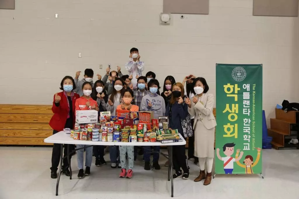 애틀랜타 한국학교 학생들이 모은 불우이웃성금과 캔 푸드를 11일 아시안아메리칸센터에 전달했다.