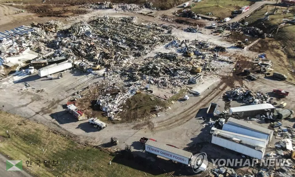 중부를 강타한 토네이도에 의해 형체를 알아볼 수 없을 정도로 부서진 미국 켄터키주 메이필드의 양초공장 건물 모습.