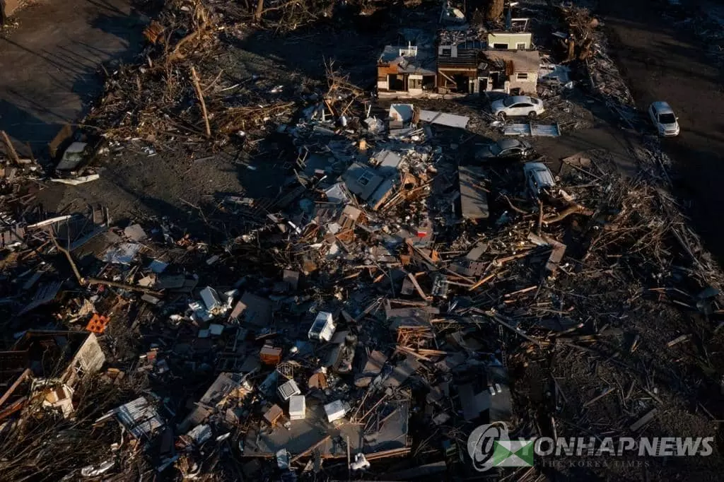 토네이도가 강타해 막대한 피해를 본 켄터키주 한 마을 드론 촬영 전경.