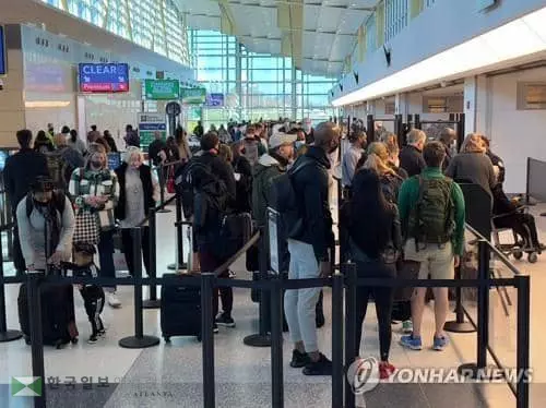 추수감사절 연휴를 맞아 워싱턴DC 로널드 레이건 공항을 찾은 여행객들[연합뉴스 자료사진. 재판매 및 DB금지]