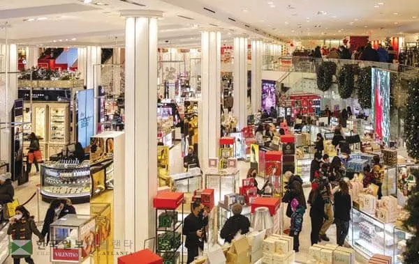 &nbsp;11월 온라인 물가가 7년 만에 최고치를 기록하면서 18개월 상승세를 보이고 있어 소비자들이 올해 연말에는 대거 오프라인 매장으로 몰리고 있다. [로이터]