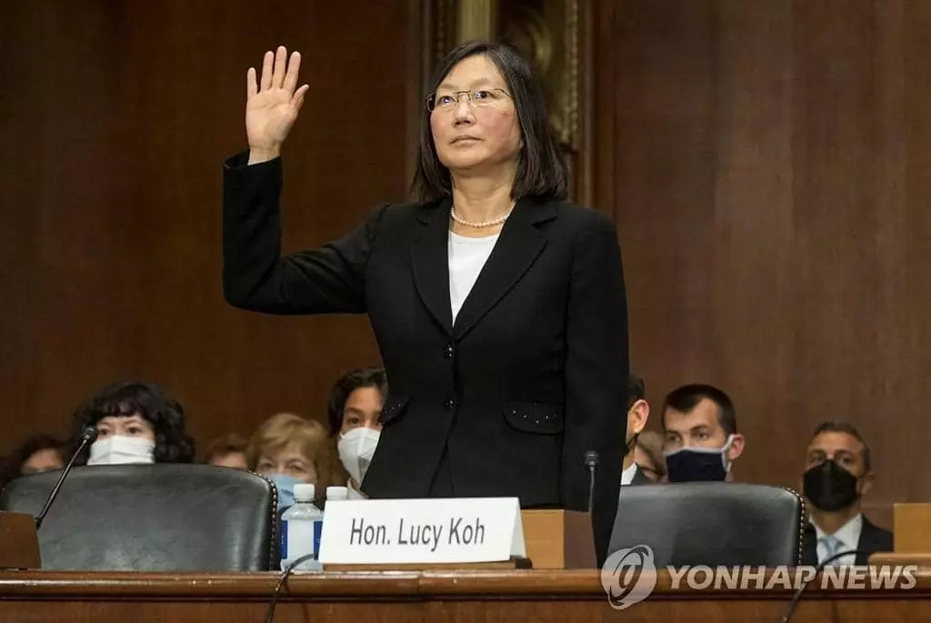 미국에서 첫 한국계 여성 연방고등법원 판사가 탄생했다고 정치전문매체 더힐 등이 13일 보도했다. 미 상원은 이날 루시 고(53·한국명 고혜란) 현 캘리포니아 북부연방지방법원 판사를 제9연방고법 판사로 인준하는 안을 표결에 부쳐 50대 45로 통과시켰다. 사진은 고 지명자가 지난 10월 6일 워싱턴DC 상원 인준 청문회에 출석해 선서하는 모습. [연합뉴스 자료사진]