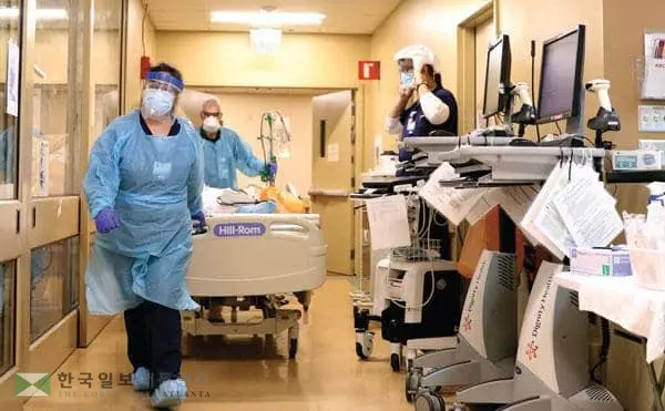 


&nbsp;대형 병원들이 인력난 및 연방법원 판결에 따라 직원들의 백신 접종 의무화 조치를 중단하고 있다. [로이터]