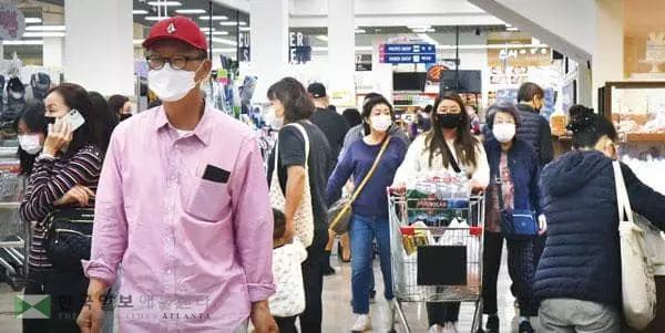 &nbsp;물가 상승세의 영향으로 식당 음식 가격은 1년 사이에 5.8%, 식료품 가격은 6.4%나 치솟으면서 한인들이 씀씀이를 줄이는 소비 패턴의 변화가 일고 있다. [박상혁 기자]