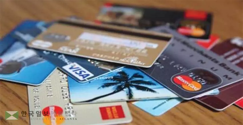 신용카드를 교체하기 앞서 신용점수 영향 여부, 이자율의 변화, 보유하고 있는 리워드 이월 여부 등을 면밀하게 따져 보는 것이 중요하다. 									                                   <로이터>