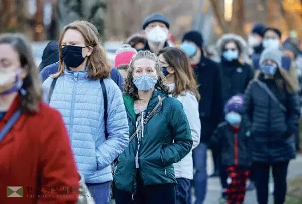 오미크론 감염 확진자가 급증하면서 미국인들이 코로나19 진단검사를 받기 위해 몰려들었다. 20일 워싱턴주 소방서에 설치된 코로나19 무료 검사 센터를 찾은 미국인들이 줄을 서서 기다리고 있다. [로이터]
