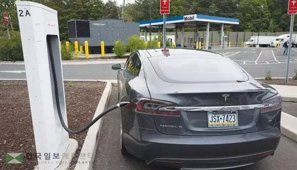 &nbsp;개스값 급등으로 전기차 구입을 고려하고 있다면 내연기관차 대비 비싼 보험료를 확인해봐야 한다. 테슬라가 충전받고 있다. [로이터]