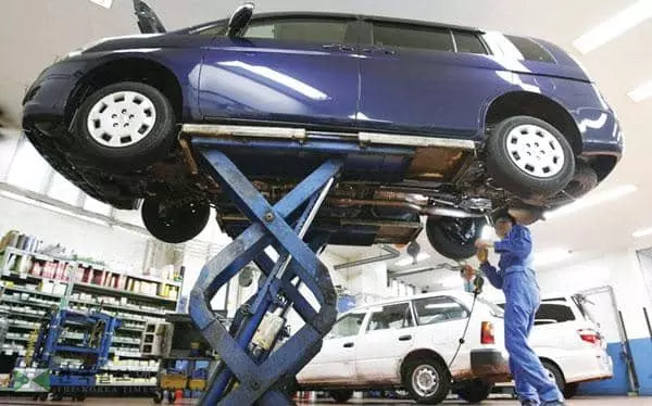 &nbsp;공급난으로 자동차 부품 조달이 제때 이루어지지 않고 있는 데다 정비사 부족 현상이 더해져 딜러십 서비스 센터의 수리 지연 사태가 심각한 상황이다. [로이터]