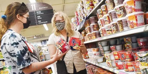 &nbsp;CJ제일제당과 농심에 이어 대상도 내년 초부터 LA 생산 공장 가동에 나서면서 라면과 김치 제품 등의 현지화를 통한 시장 확대 경쟁이 치열해질 전망이다. [박상혁 기자]