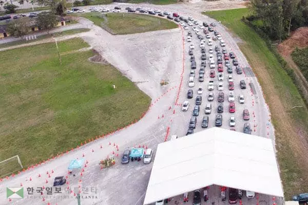 &nbsp;코로나19 오미크론 변이가 미 전역 50개주로 확산되면서 검사를 받으려는 주민들이 검사소에 몰려들고 있다. 플로리다주 마이애미의 드라이브스루 검사소에 차량들이 길게 줄을 늘어서 있다. [로이터]