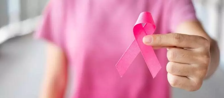 국내 여성암 1위인 유방암은 조기 발견하면 5년 생존율이 98.4%에 이를 정도로 거의 완치된다. 
     